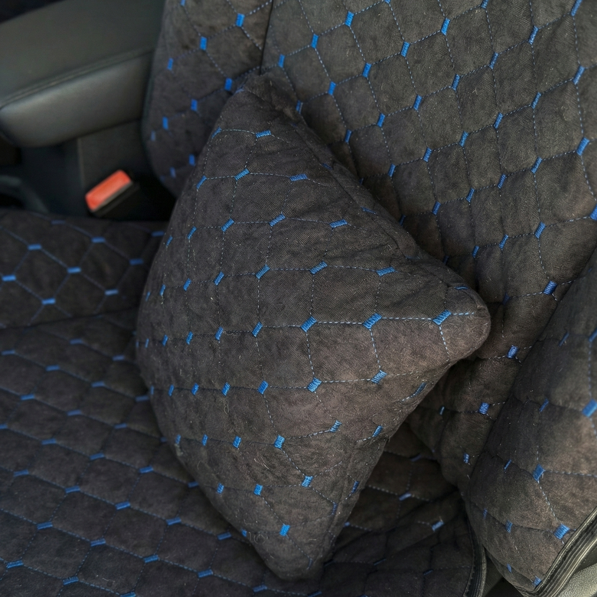 Подушка під спину з алькантари стандарт “Чорний ромб із синьою ниткою“