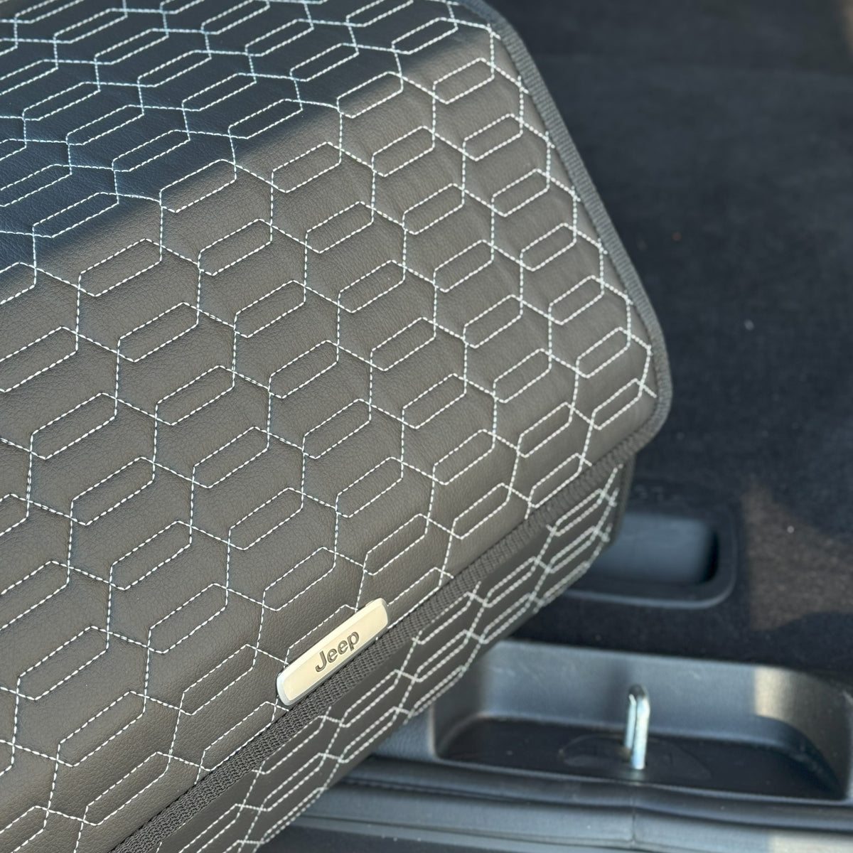 Органайзер у багажник авто з екошкіри “Чорні ланцюги з сірою ниткою”