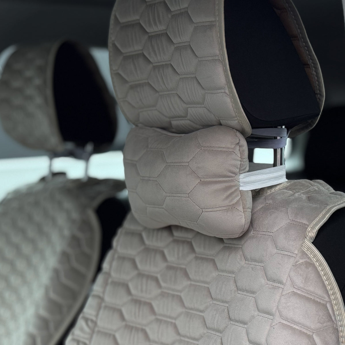 Подушка під шию з алькантари преміум “Бежеві ланцюги“