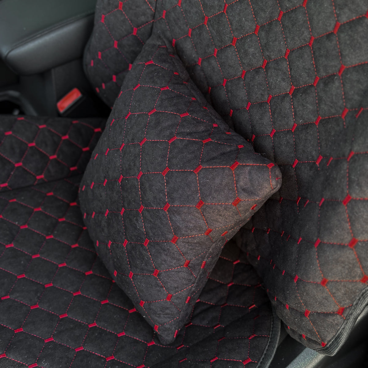 Накидки з алькантари стандарт “Чорний ромб із червоною ниткою”