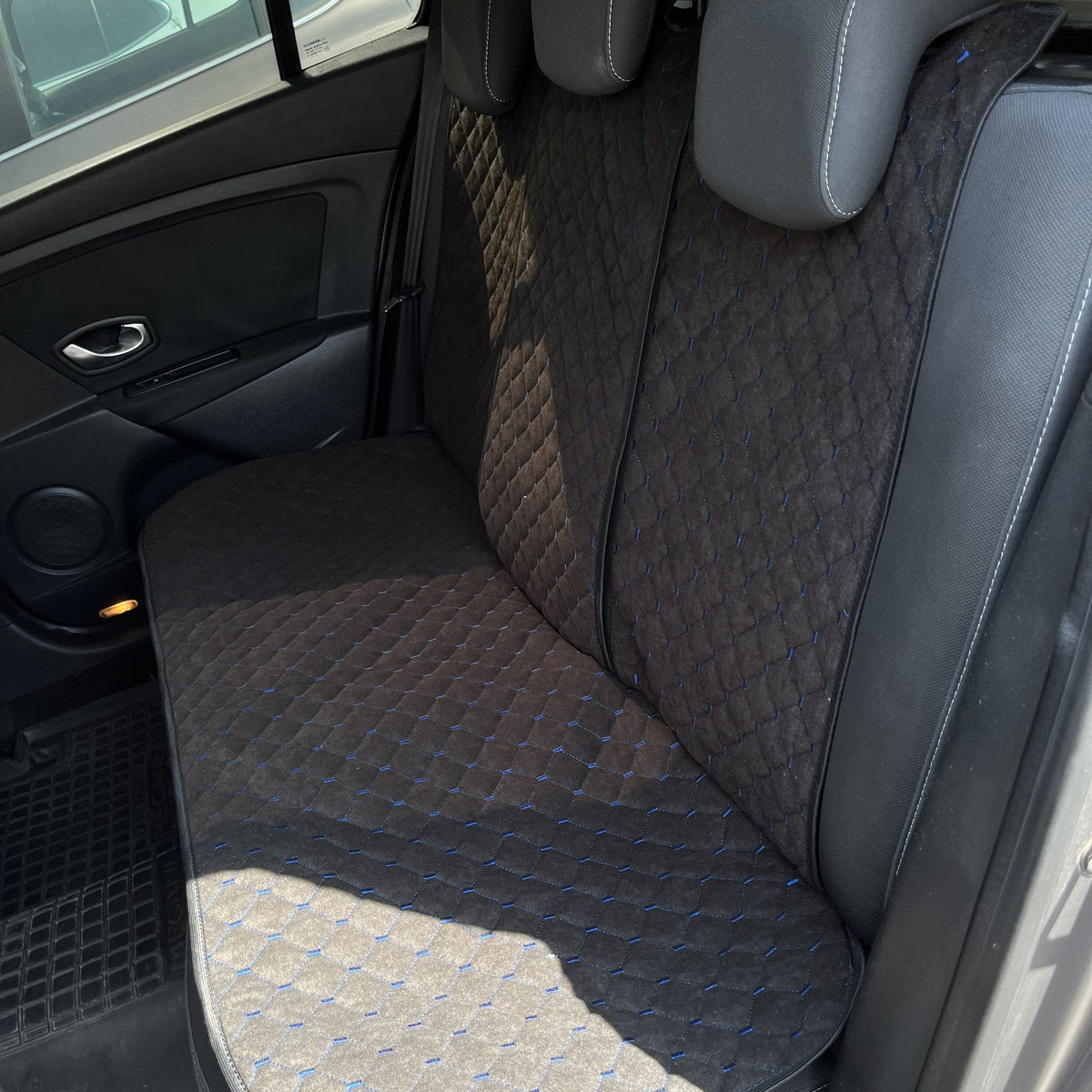 Третя спинка на задній ряд з алькантари стандарт “Чорний ромб із синьою ниткою”