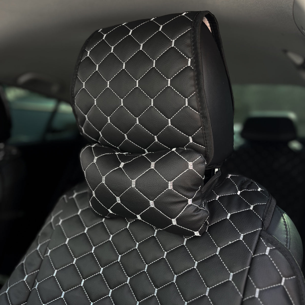 Подушка під шию з екошкіри “Чорний ромб із сірою ниткою“