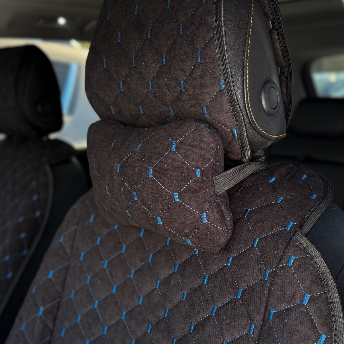 Подушка під шию з алькантари стандарт “Чорний ромб із синьою ниткою“