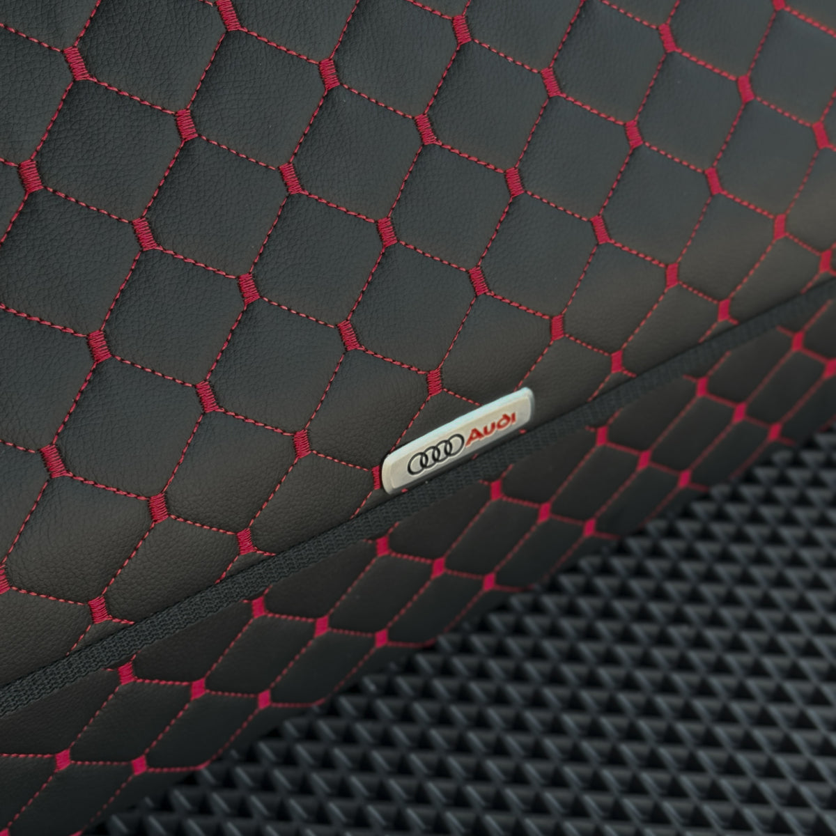 Органайзер у багажник авто з екошкіри “Чорний ромб з червоною ниткою”