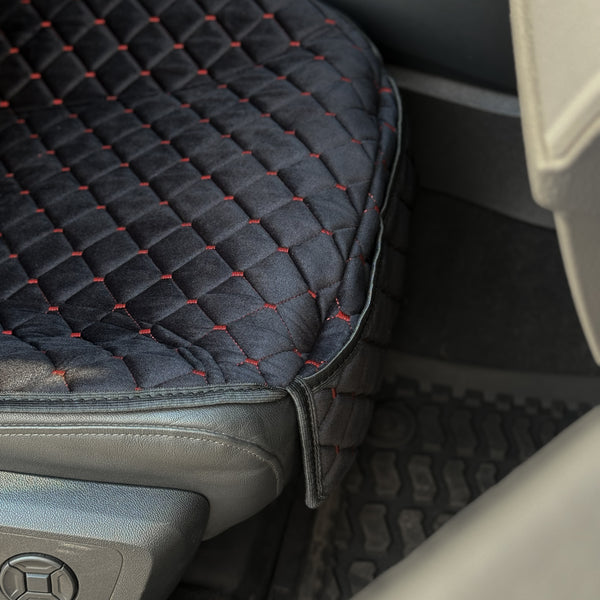 Накидки спорт з алькантари преміум “Чорний ромб із червоною ниткою”