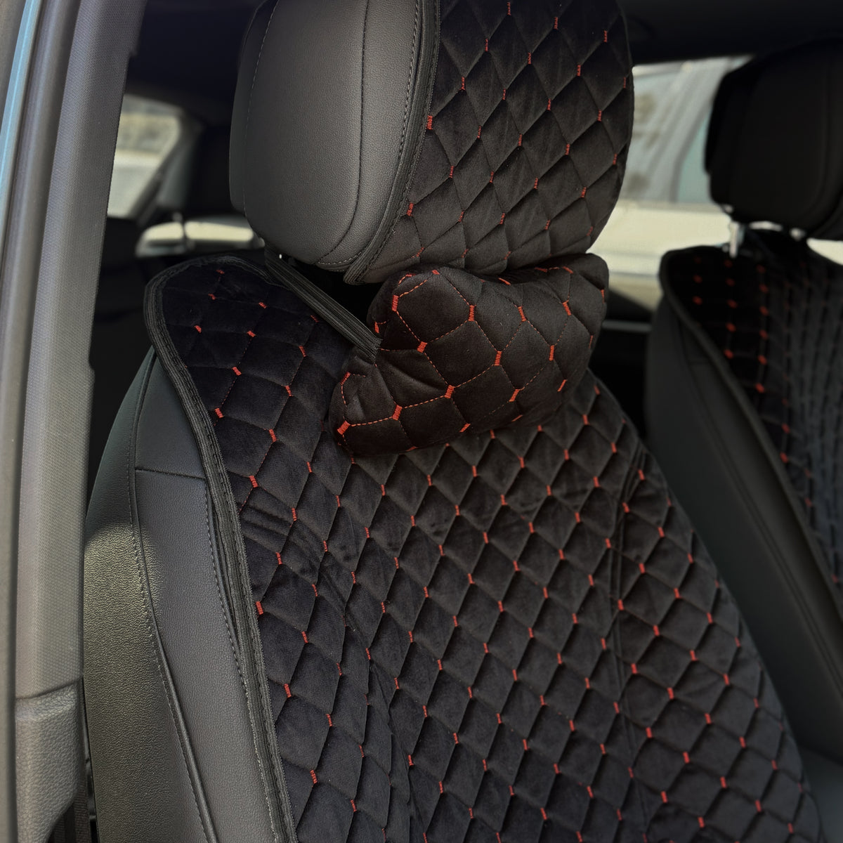 Накидки спорт з алькантари преміум “Чорний ромб із червоною ниткою”