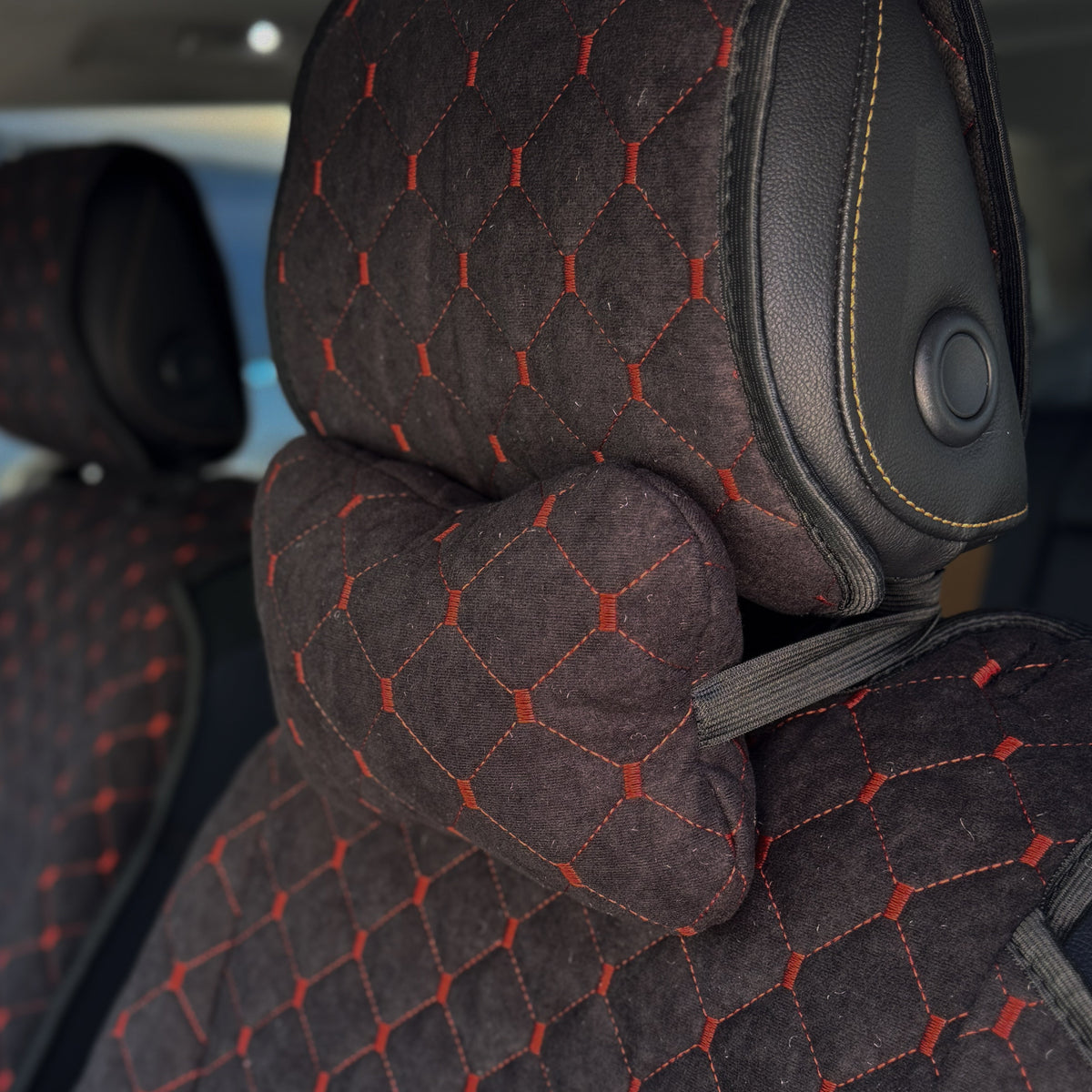 Подушка під шию з алькантари стандарт “Чорний ромб із червоною ниткою“